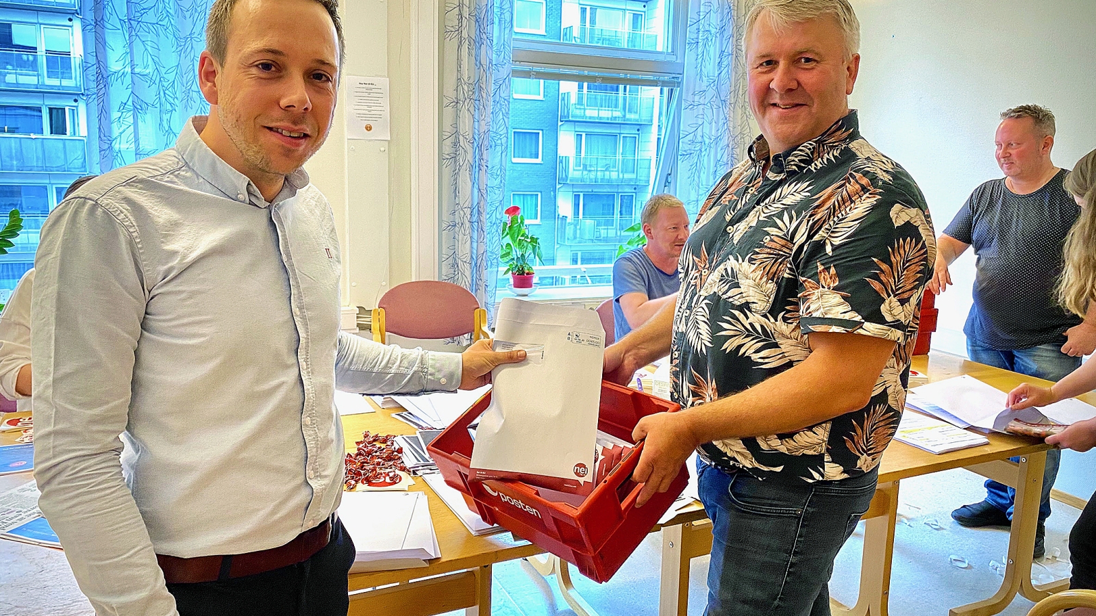 Dugnad i staben for å pakke velkomstpakker til de nye medlemmene. I front Thomas Haug og verveansvarlig Karl-Sverre Holdal. 