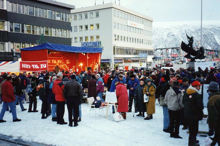 22 Vi står han av I Tromsø-demonstrasjon Foto Sture Hultgren