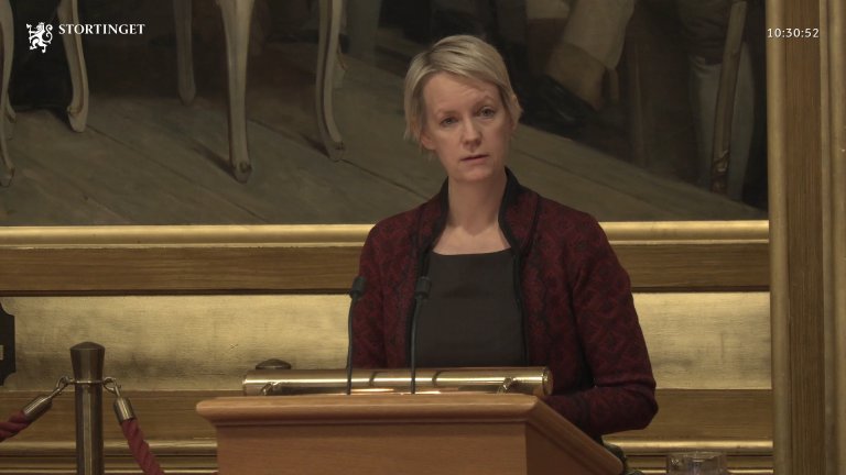 Ingrid Fiskaa fra SV på talerstolen i Stortinget 27. november 2025. 