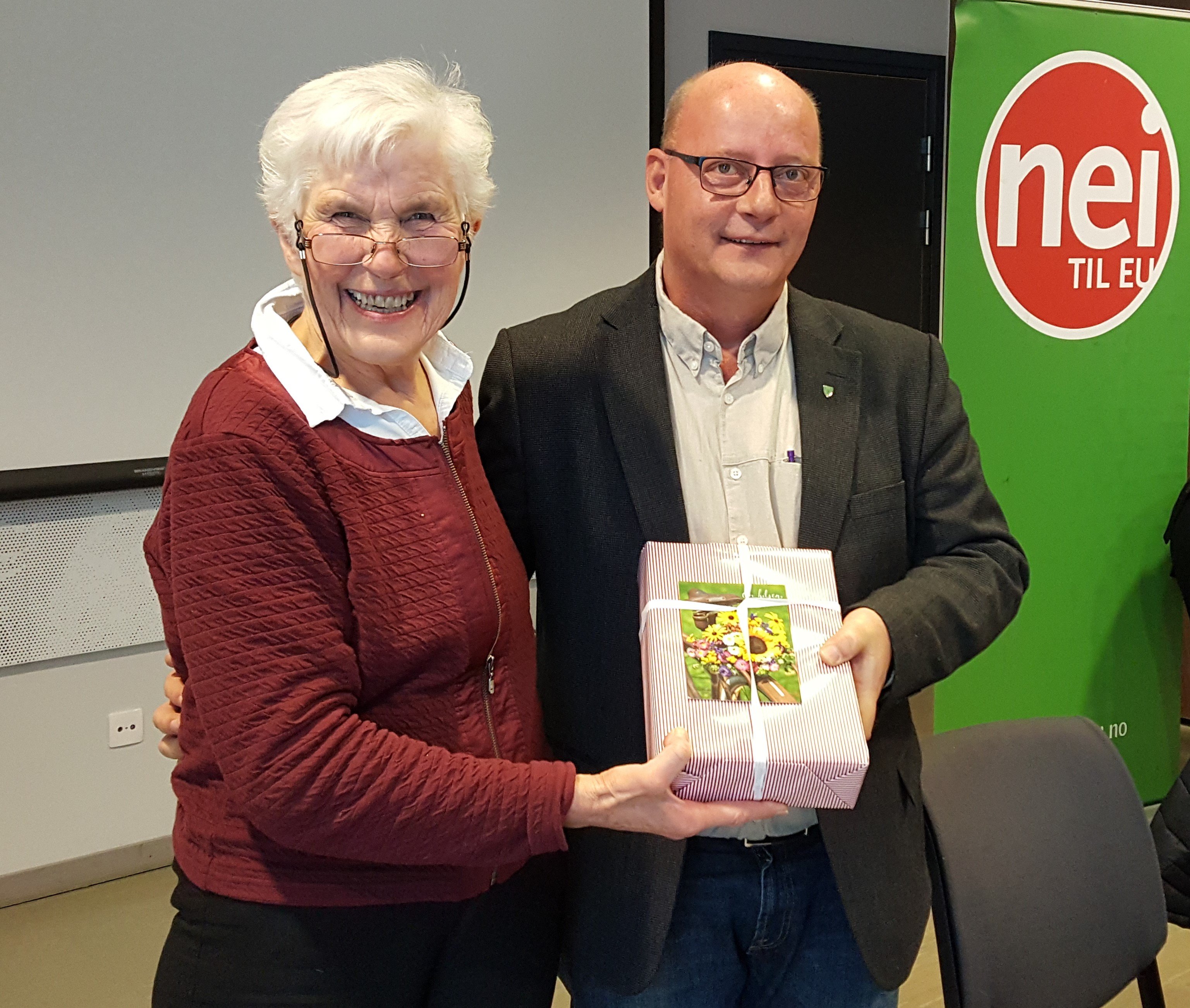 Lars Erik Hyllvang blir takket av Kari Gjems