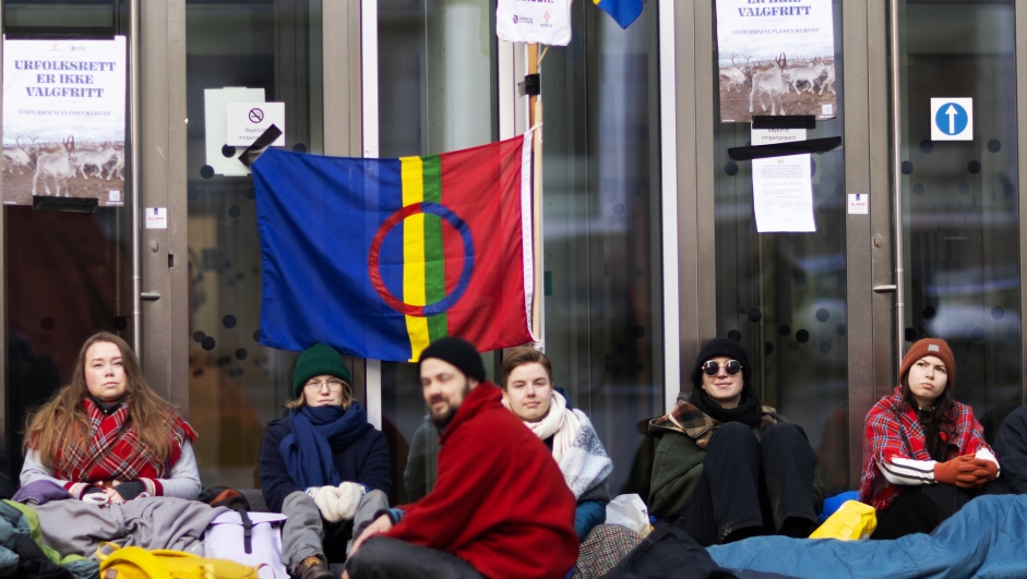 Aktivister foran departementskontorer i Oslo sentrum. 