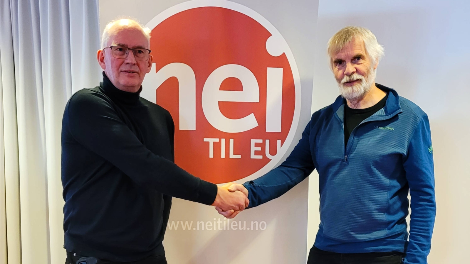 Bildet er av avtroppende leder i Nord-Trøndelag Nei til EU, Bjørn Aaneng til venstre, og ny leder Jon Olav Forbord til høyre.