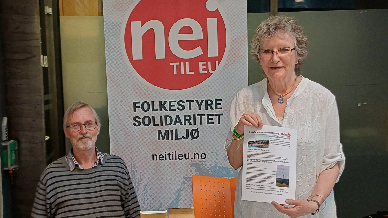 Claus Fischer og Lill Fanny Sæther på stand for Oslo Nei til EU på Rødt-dagene i mai 2024. 