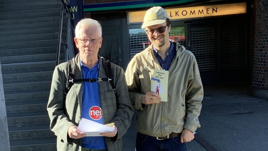 Nordstrand og Søndre Nordstrand Nei til EU delte ut flygeblad 24. juni 2024. Aktivistene på bildet fra venstre: Knut Egil Tehsen og Håvard Tangen.