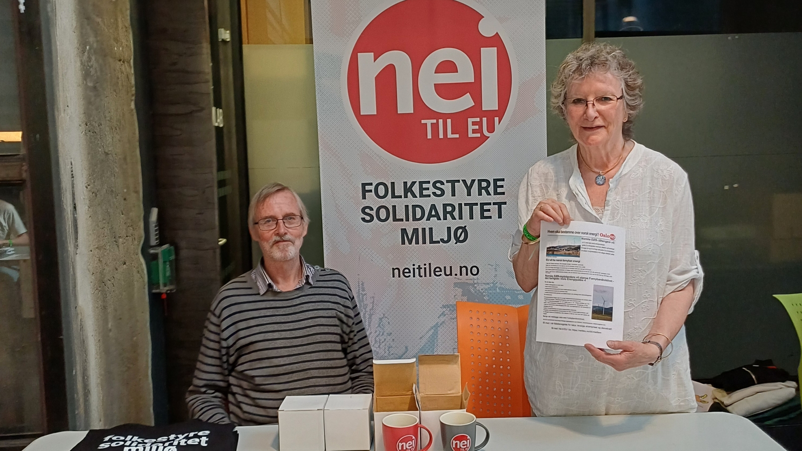 Claus Fischer og Lill Fanny Sæther på stand for Oslo Nei til EU på Rødt-dagene i mai 2024. 