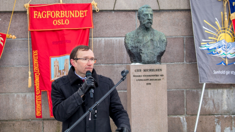 Espen Barth Eide holder appell ved markering mot ACER foran Stortinget 27. februar 2018. 
CC BY-NC-SA Nei til EU | Eivind Formoe